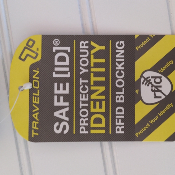 Travelon Red RFID Blocking Zipper Wallet with Wrist Strap New - Picture 5 of 9